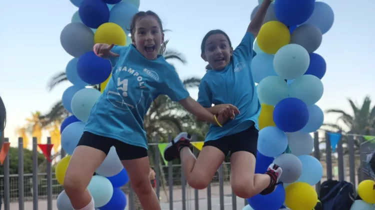 Gimnastes de l'escola de trampolí del CEO Mar Bella al photocall